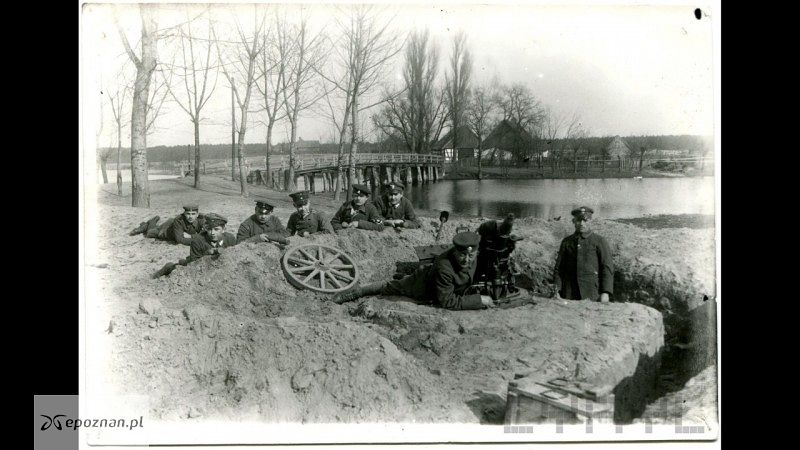 Żołnierze niemieccy na pozycjach przy moście w Nowej Wsi Zbąskiej w czasie powstania wielkopolskiego