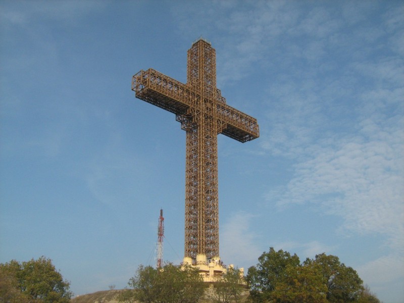 Krzyż Milenijny, ustawiony na górze Vodno, widoczny z każdej części Skopje | fot. By Brest - Own work, CC BY 3.0, https://commons.wikimedia.org/w/index.php?curid=5106877