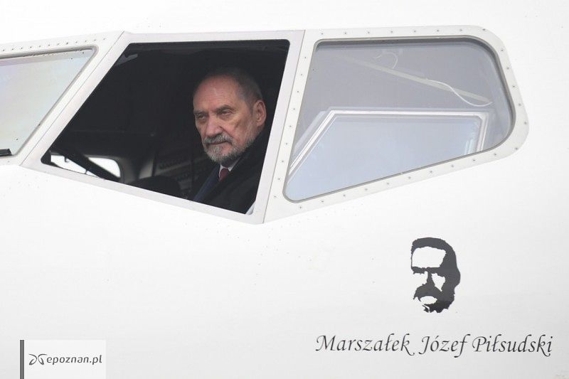 Listopad 2016. Ówczesny szef MON, Antoni Macierewicz, w samolocie  Boeing 737-800  | fot. PAP/Bartłomiej Zborowski