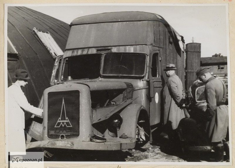Oględziny samochodu-komory gazowej w 1945 r.  | fot. IPN 