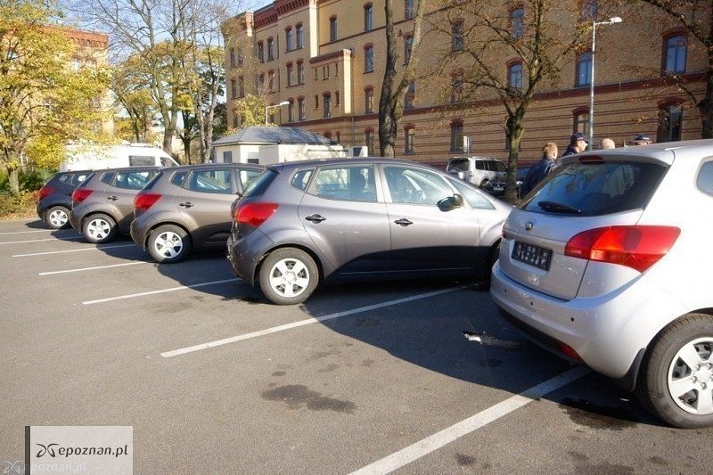 Policyjny parking przy poznańskiej komendzie | fot. Włodzimierz  Hoppel