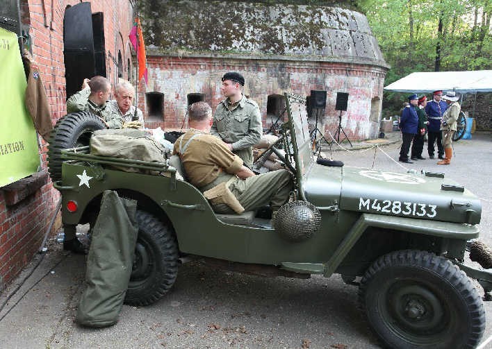 Willys MB na placu broni poznańskiego fortu IIa podczas Weekendu Fortecznego w 2012 roku przygotowanego przez Sekcję Historyczną TMML. W trakcie restauracji Jan Cynka (drugi z lewej) zadbał o to, aby pojazd w całości składał się z oryginalnych części | fot. Robert Kamiński