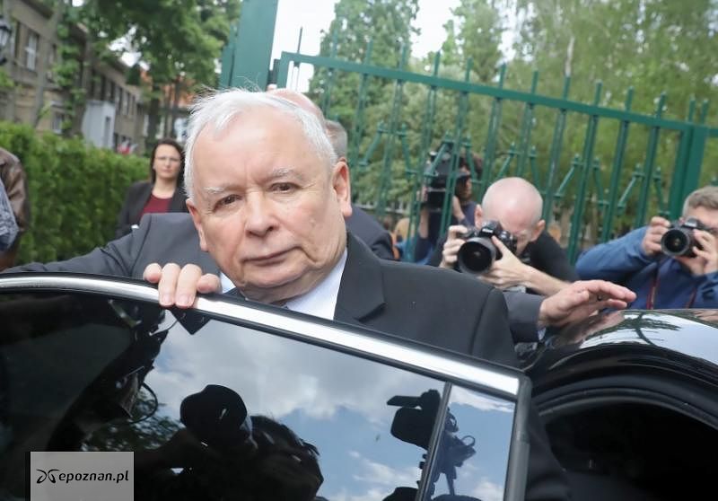 Jarosław Kaczyński po oddaniu głosu | fot. Tomasz Gzell, PAP