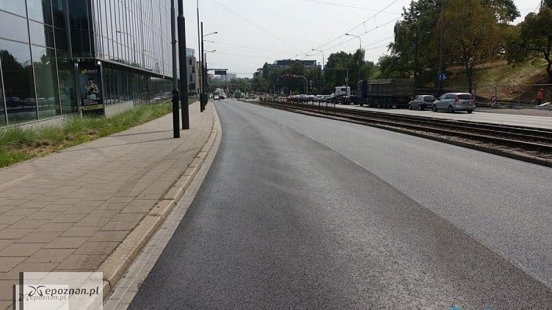 Nowy asfalt na Królowej Jadwigi jeszcze przed wymalowaniem linii | fot. ZDM