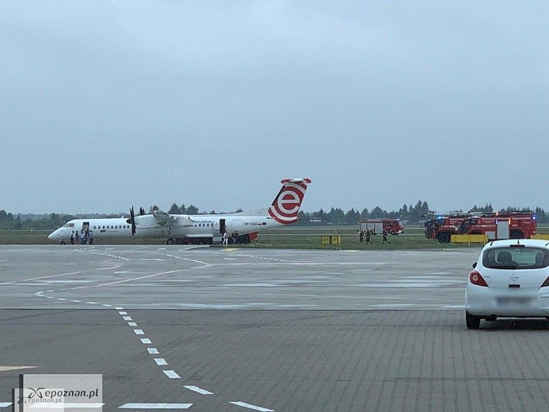 Zdjęcie z poniedziałkowego awaryjnego lądowania samolotu na Ławicy | fot. czytelnik