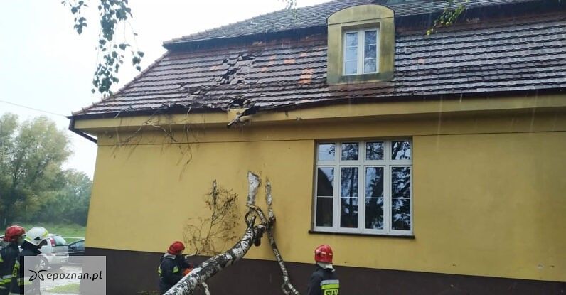 Uszkodzony dach internatu w Przygodzicach | fot. wlkp24.info