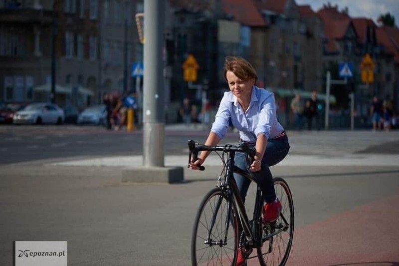 Jadwiga Emilewicz na poszukiwanym rowerze | fot. Facebook