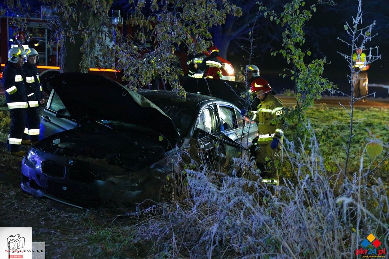 BMW uderzyło w drzewo. 4 osoby w szpitalu