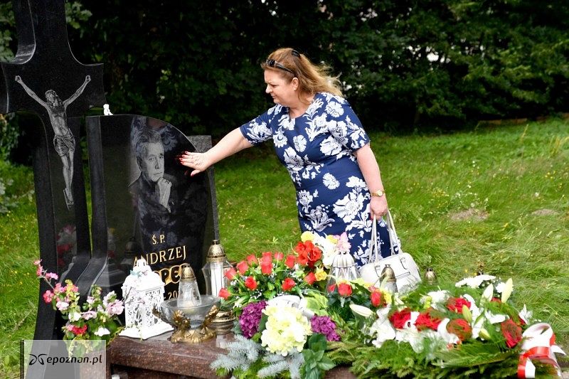 Renata Beger przy grobie Andrzeja Leppera | fot. PAP/Marcin Bielecki 