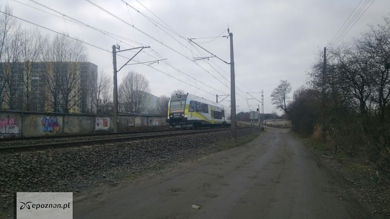 Pociągi przewozów regionalnych również kursują objazdem przez Franowo (fot.ul. Deszczowa, obok osiedla Sobieskiego). | fot. Czytelnik