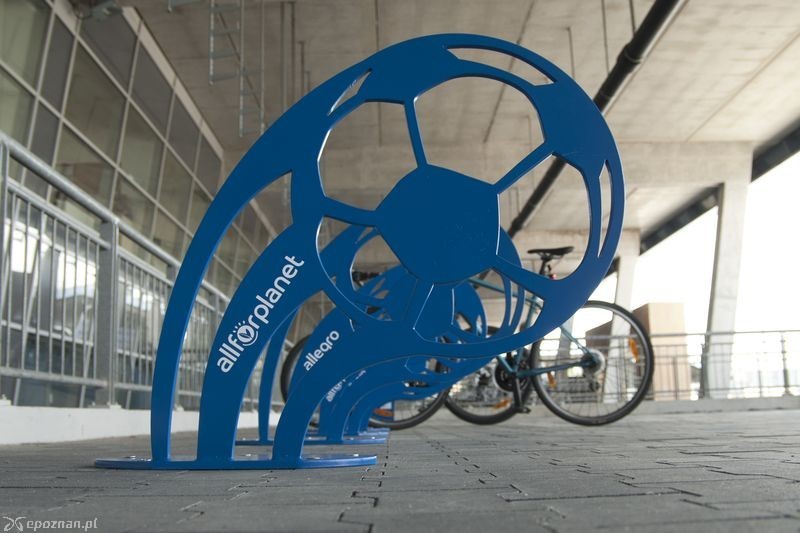 Stojaki rowerowe na INEA Stadionie | fot. Fundacja Allegro All For Planet
