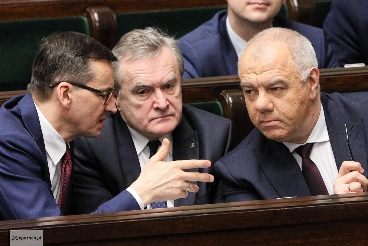 Wicepremerzy Jacek Sasin (z prawej) i Piotr Gliński (w środku) oraz premier Mateusz Morawiecki | fot. PAP/Paweł Supernak