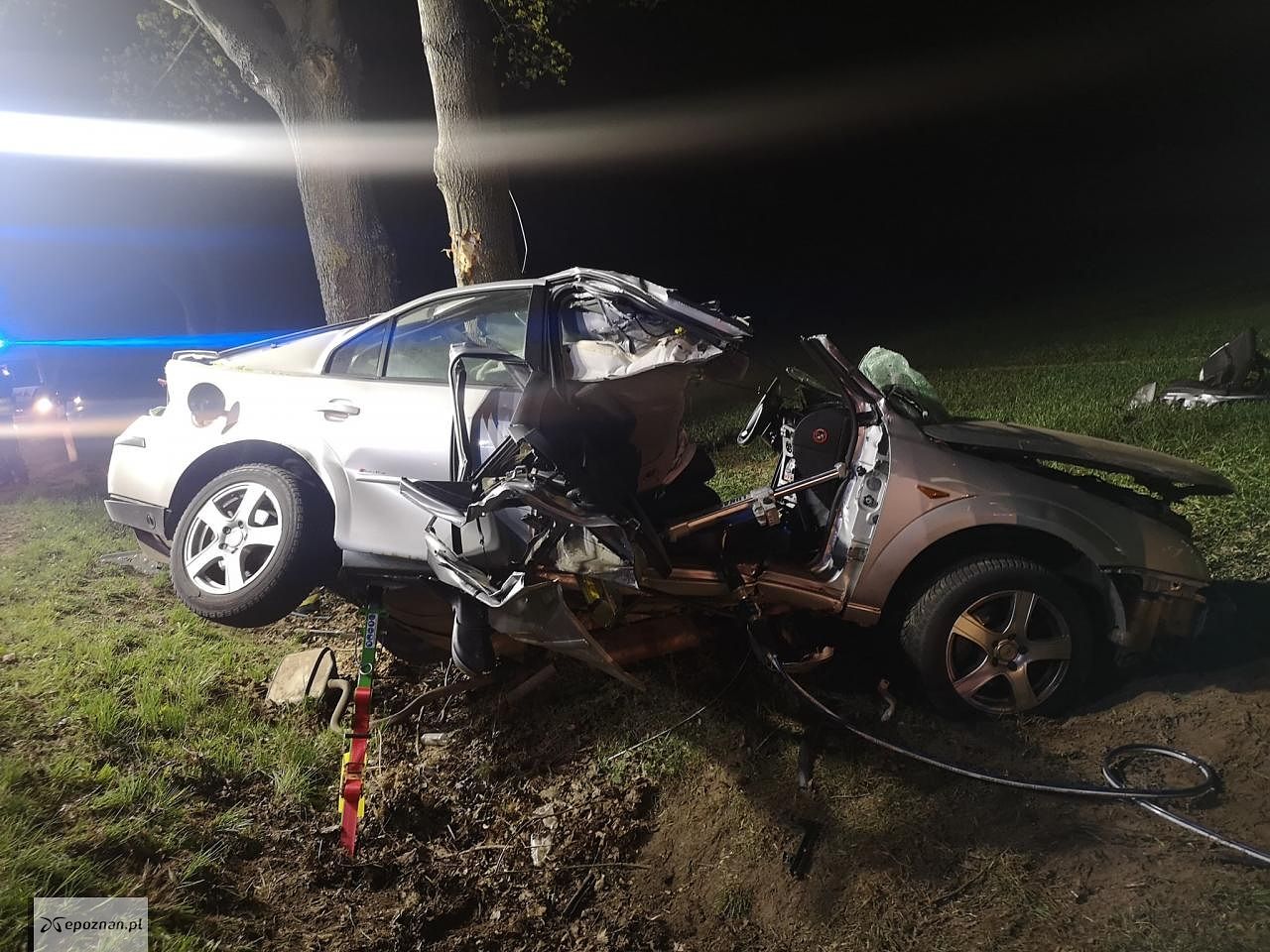 Samochód uderzył w drzewo. Nie żyje 19letnia pasażerka