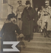 I.J. Paderewski z żoną Heleną schodzą po schodach w towarzystwie oficerów (Warszawa, styczeń 1919 roku); | fot. WMN
