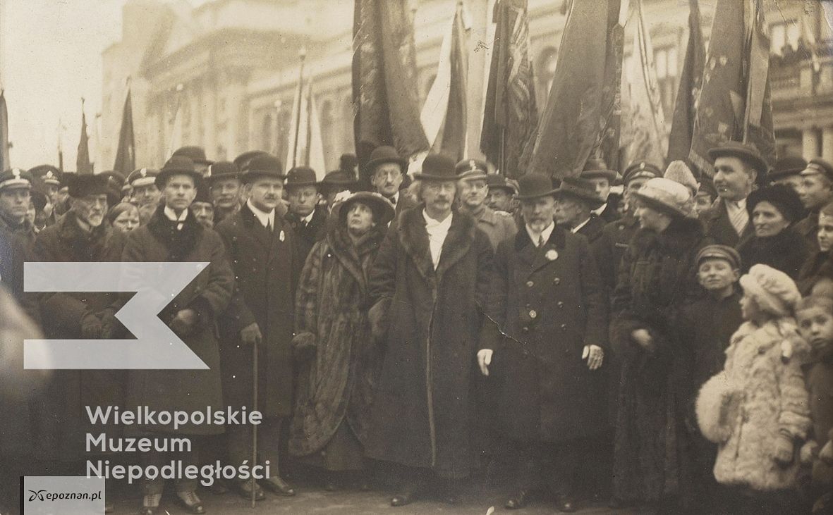 I.J. Paderewski po zaprzysiężeniu na premiera RP z żoną Heleną na ulicach Warszawy, w tle Pałac Kazimierzowski (styczeń 1919 rok); | fot. WMN