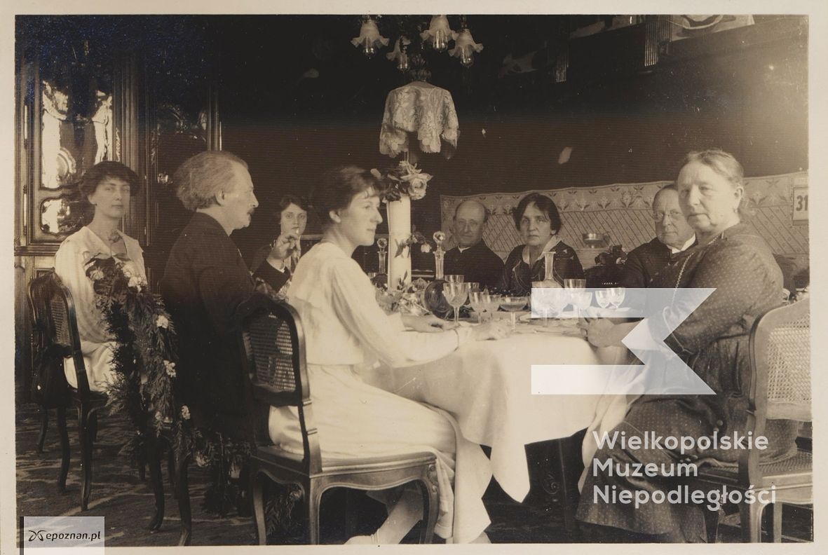 I.J. Paderewski w czasie obiadu (miejsce nieznane, ok. 1920 roku); | fot. WMN