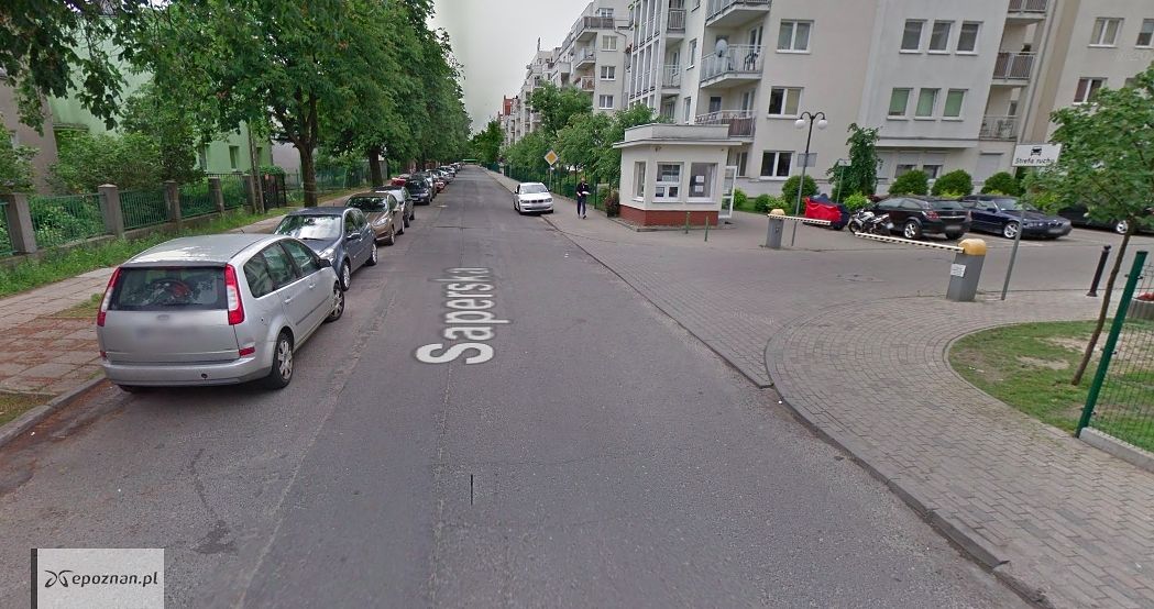 Parkowanie na Saperskiej możliwe jest po jednej stronie ulicy | fot. Google Street View