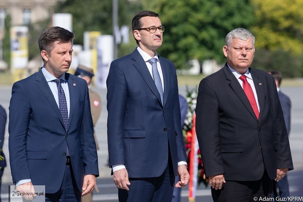 Od lewej: Michał Dworczyk, Mateusz Morawiecki i Marek Suski | fot. By Kancelaria Premiera / Adam Guz - 70. rocznica urodzin śp. Prezydenta RP Lecha Kaczyńskiego, Public Domain, https://commons.wikimedia.org/w/index.php?curid=80068414