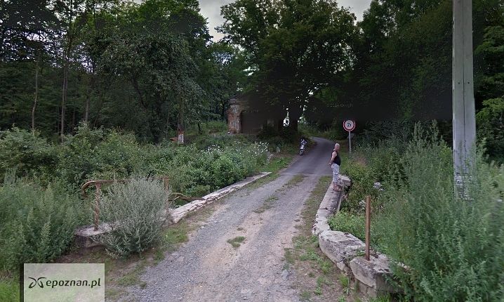 Most na granicy polsko-czeskiej. W tle okupowana przez Polaków kapliczka, jeszcze przed remontem | fot. Google Street View