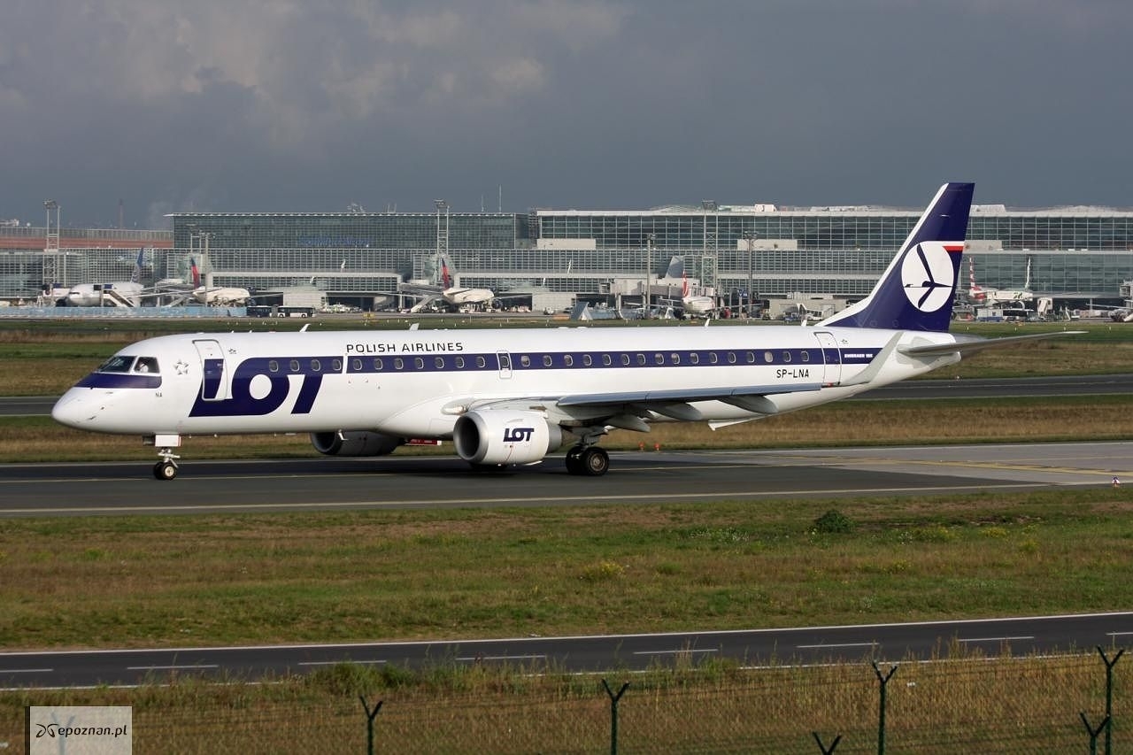 fot. By Kambui - LOT - Polish Airlines / Polskie Linie Lotnicze Embraer 195LR (ERJ-190-200LR) SP-LNA, CC BY 2.0, https://commons.wikimedia.org/w/index.php?curid=58291134