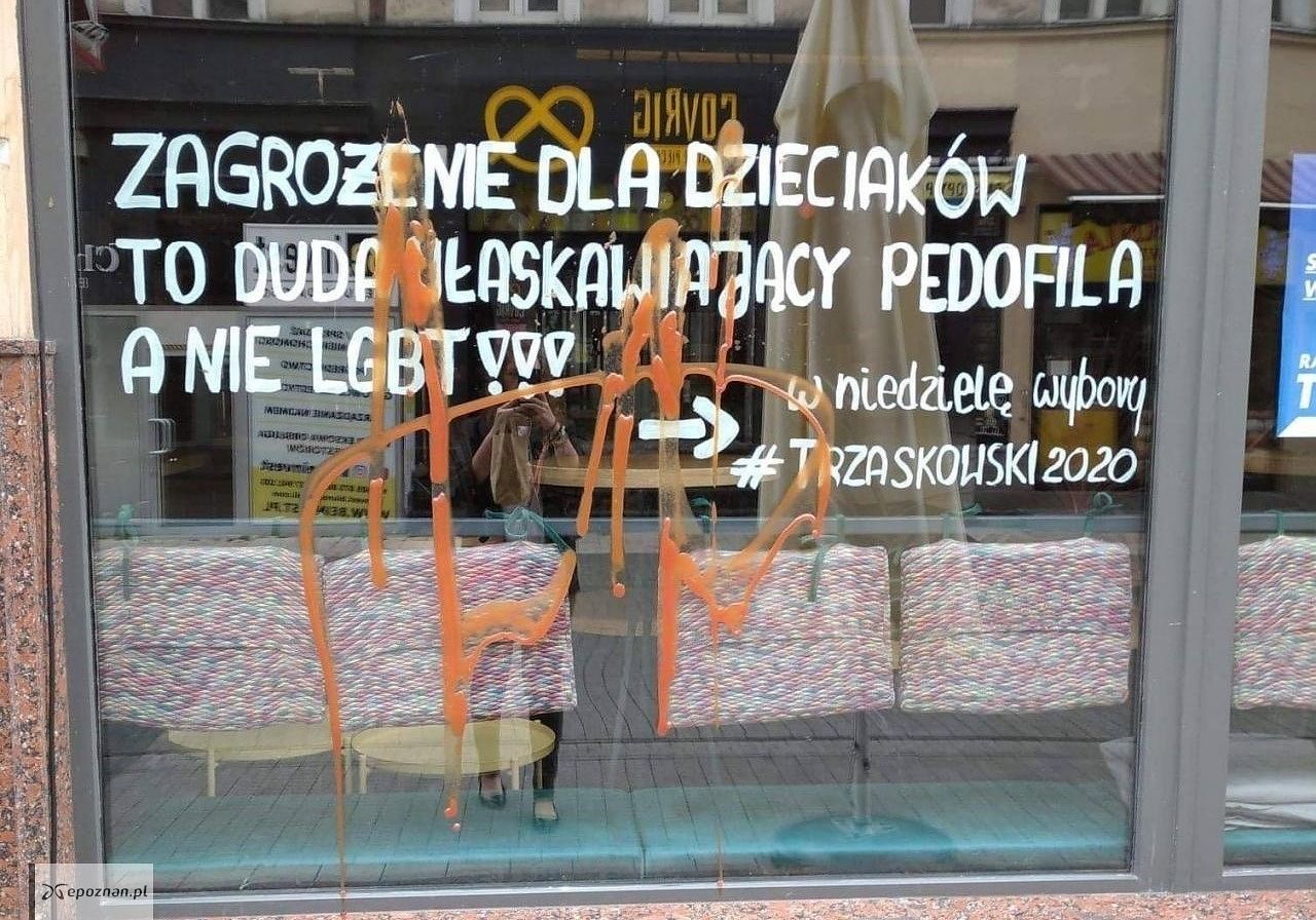 Witryna baru środowiska LGBT zniszczona. " Ile farby potrzeba, aby ukryć fakt, że Andrzej Duda ułaskawił pedofila?"