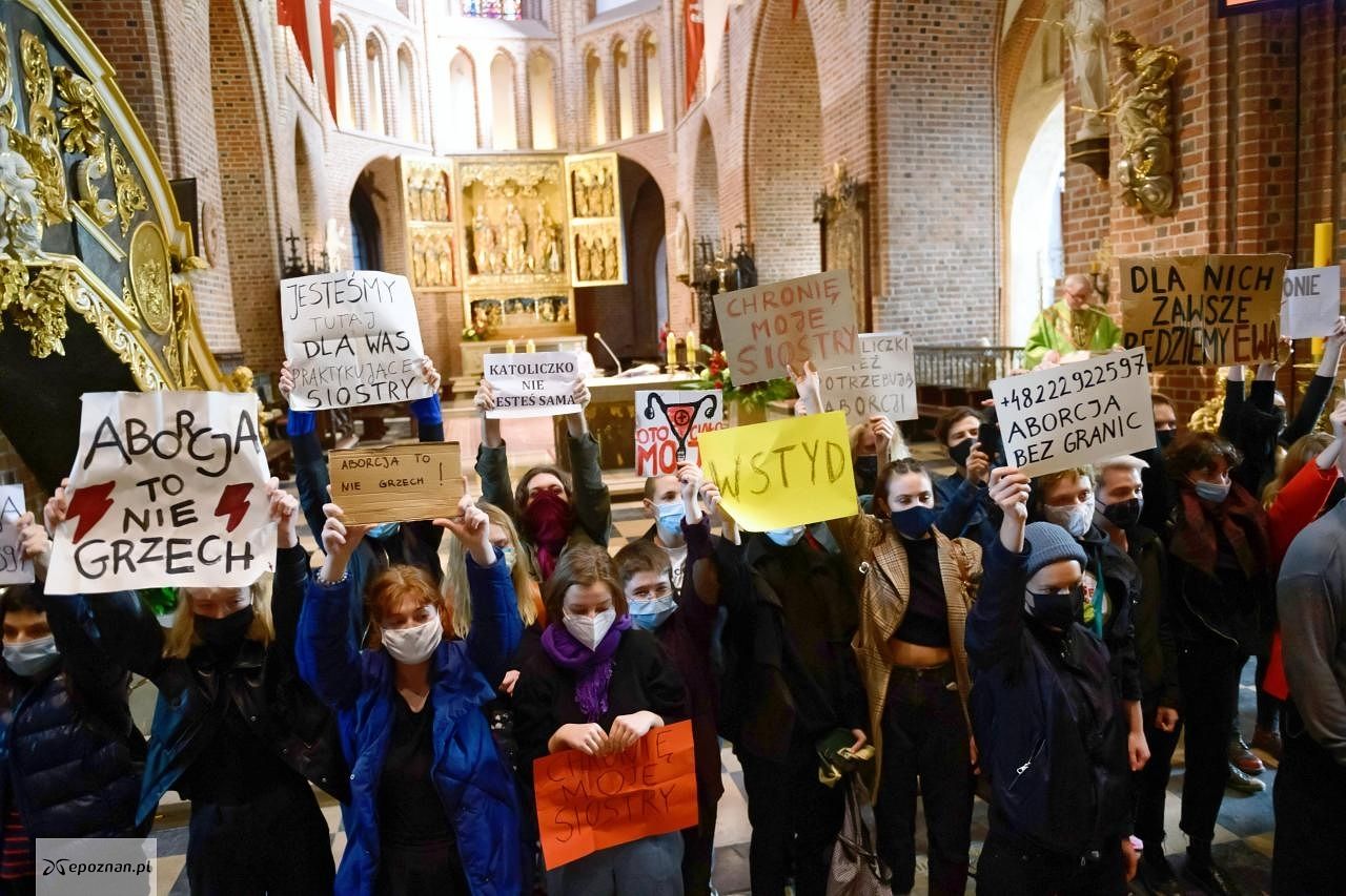 Protest w katedrze | fot. PAP/Jakub Kaczmarczyk