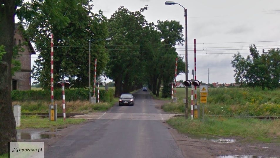 Przejazd w ciągu ulicy Kolejowej w Plewiskach | fot. Google Street View