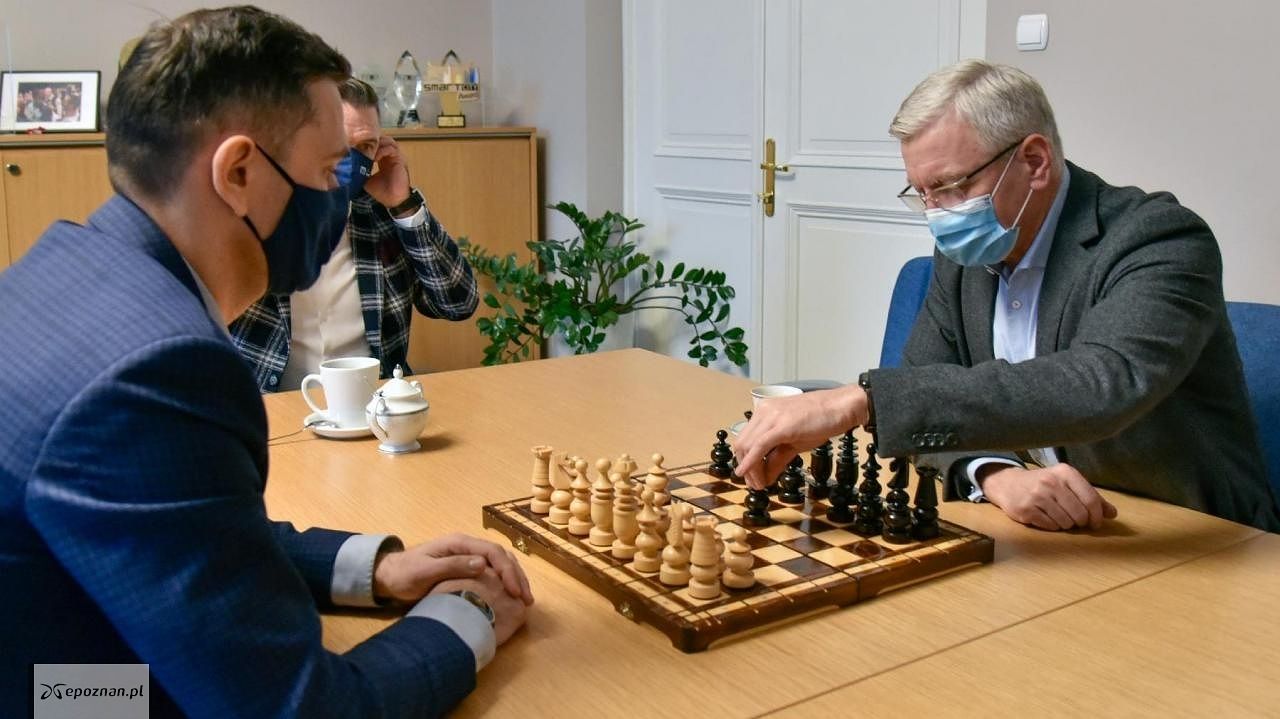 W ubiegłym roku na licytację na rzecz WOŚP wystawiono partię szachów z prezydentem. Do szachowego pojedynku doszło w poniedziałek. | fot. UMP