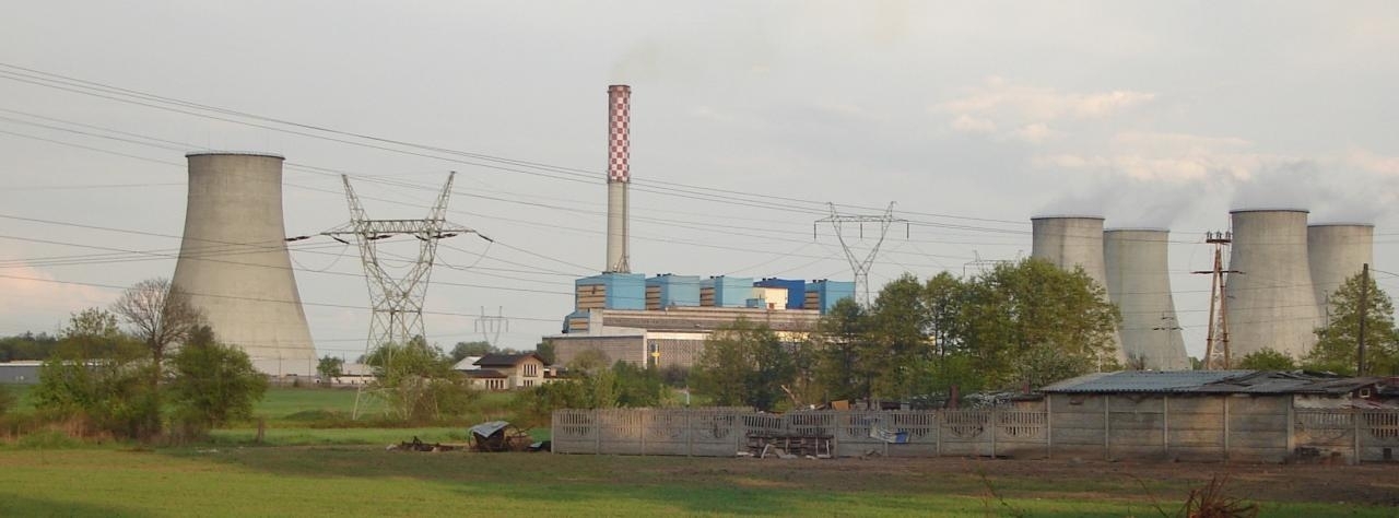 Elektrownia Adamów jeszcze z kominem, który wysadzono w grudniu ubiegłego roku | fot. Jakub Łuczak / Wikipedia