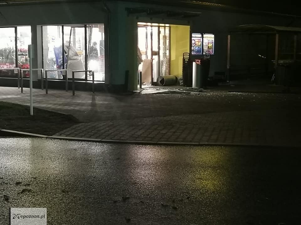Skutki wysadzenia bankomatu w Kwilczu (grudzień 2020) | fot. Policja