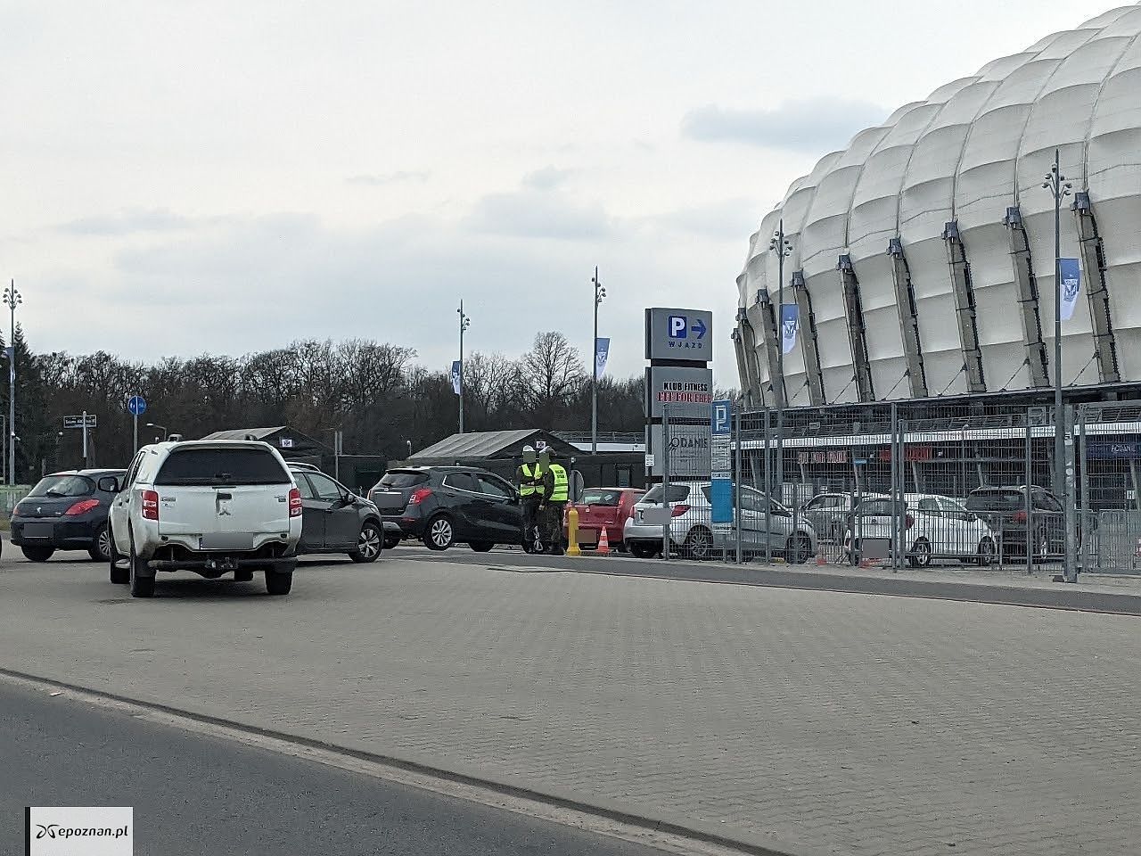 Na razie przy Stadionie Miejskim w Poznaniu znajduje się punkt drive-thru | fot. Czytelnik