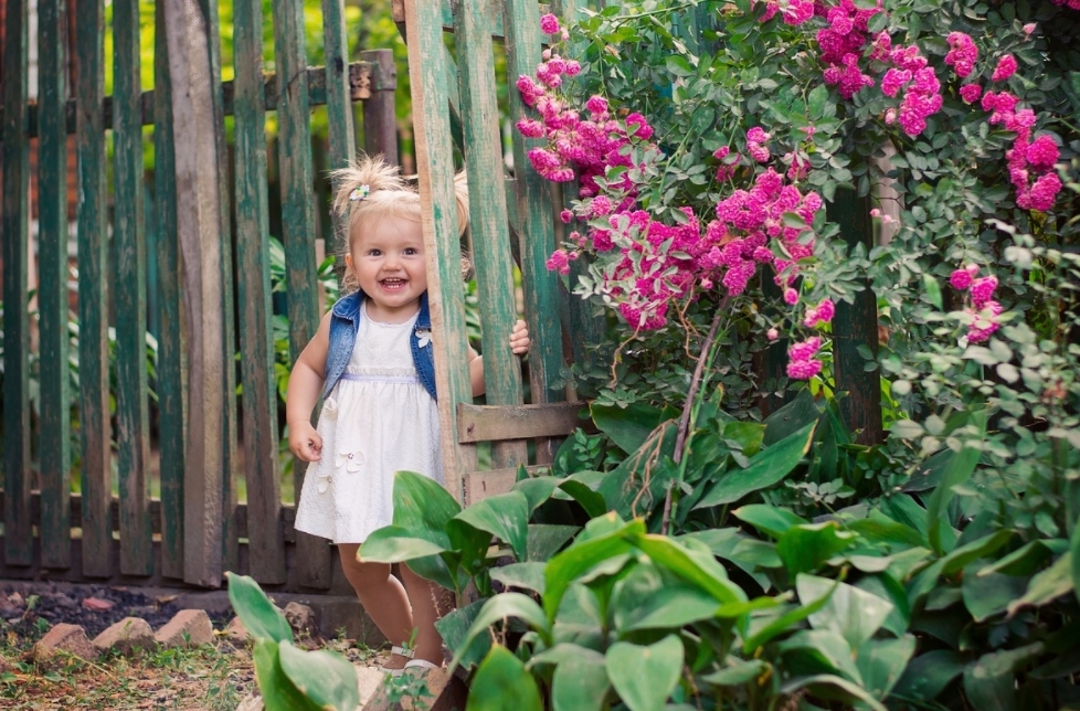Szczęśliwe dziecko w ogrodzie