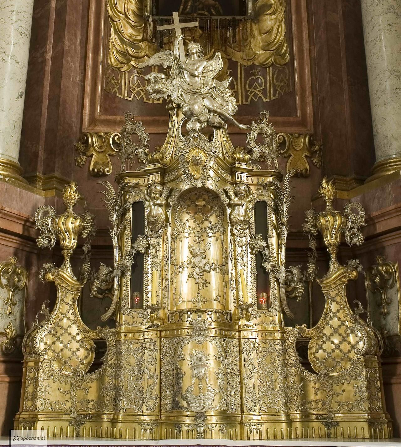 Jeden z ołtarzy w prezbiterium Bazyliki Świętogórskiej | fot. Kongregacja Oratorium Św. Filipa Neri w Gostyniu