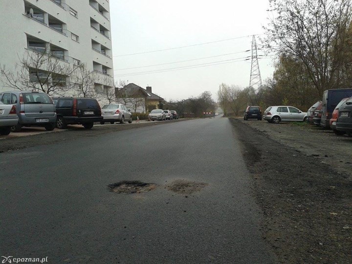 Ulica Jasna Rola z dziurą | fot. Facebook Rady Osiedla Naramowice
