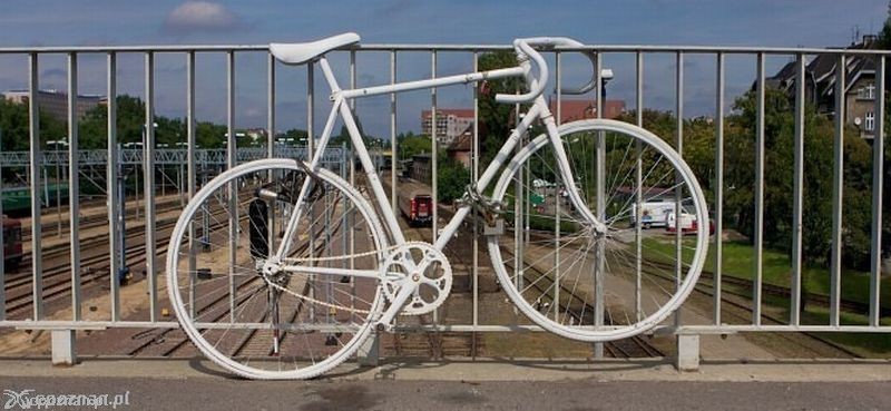 Ghost Bike z mostu Dworcowego | fot. Łukasz Ogrodowczyk - archiwum