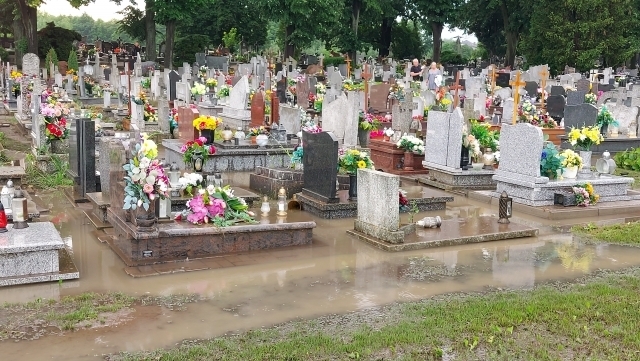Zalany cmentarz w Trzemesznie | fot. gniezno24.com