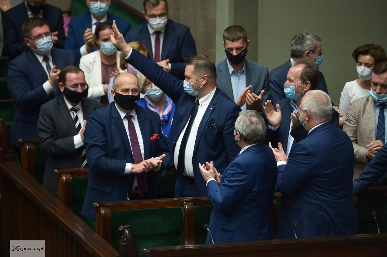 Radość rządu po środowym głosowaniu | fot. PAP/Marcin Obara