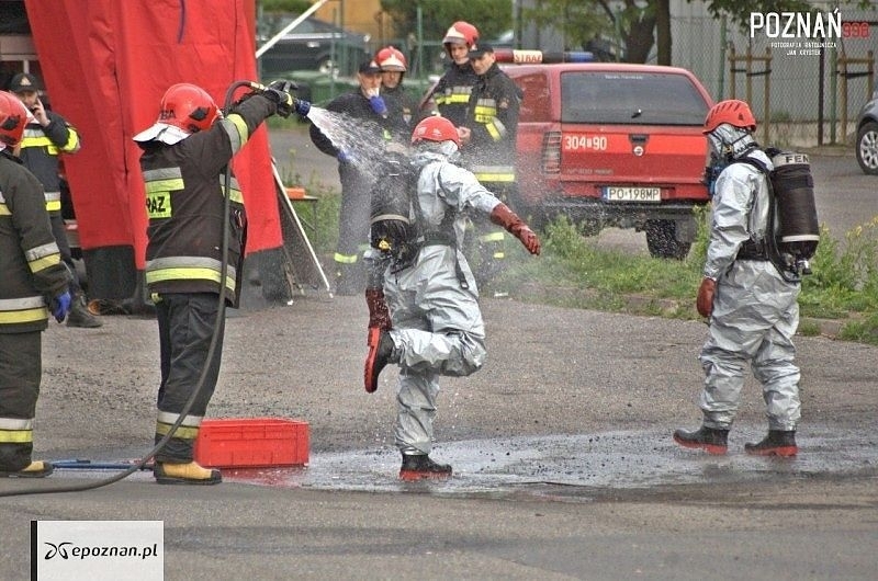 Zdjęcie ilustracyjne / akcja strażaków z Grupy Ratownictwa Chemicznego prowadzona w ubiegłym tygodniu w Baranowie | fot. Jan Krystek