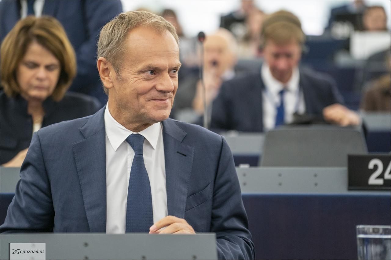 fot. By European Parliament from EU - Donald Tusk presents EU summit conclusions for last time, CC BY 2.0, https://commons.wikimedia.org/w/index.php?curid=83295059