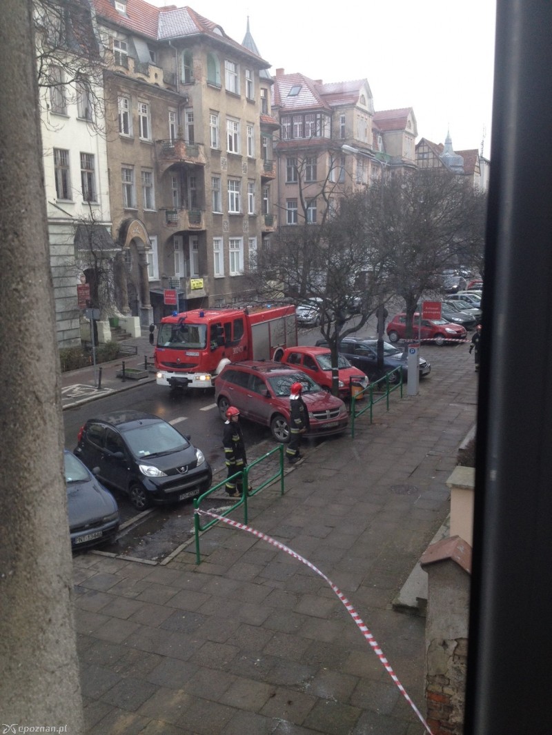 Jedna z interwencji: spadające dachówki z dachu przy ulicy Słowackiego | fot. Marcin