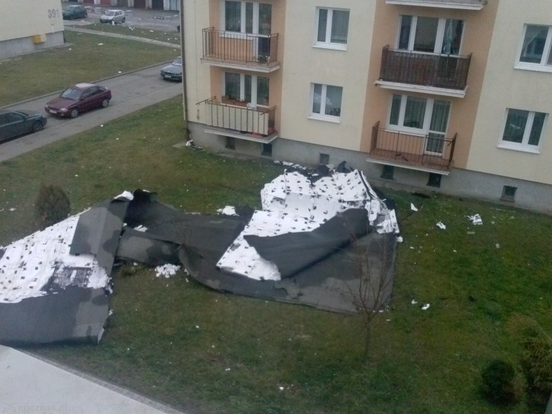 Zerwany fragment dachu bloku w Biedrusku | fot. Rafał