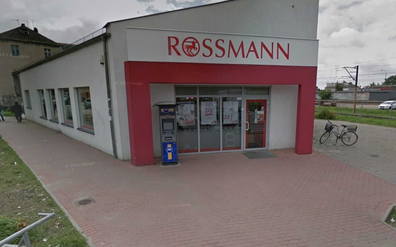 Próbowano włamać się do tego bankomatu | fot. Google Street View