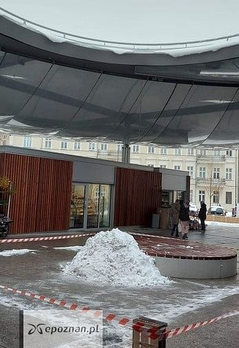 Rynek Łazarski. Przez dziurę w dachu wpada śnieg. | fot. A.