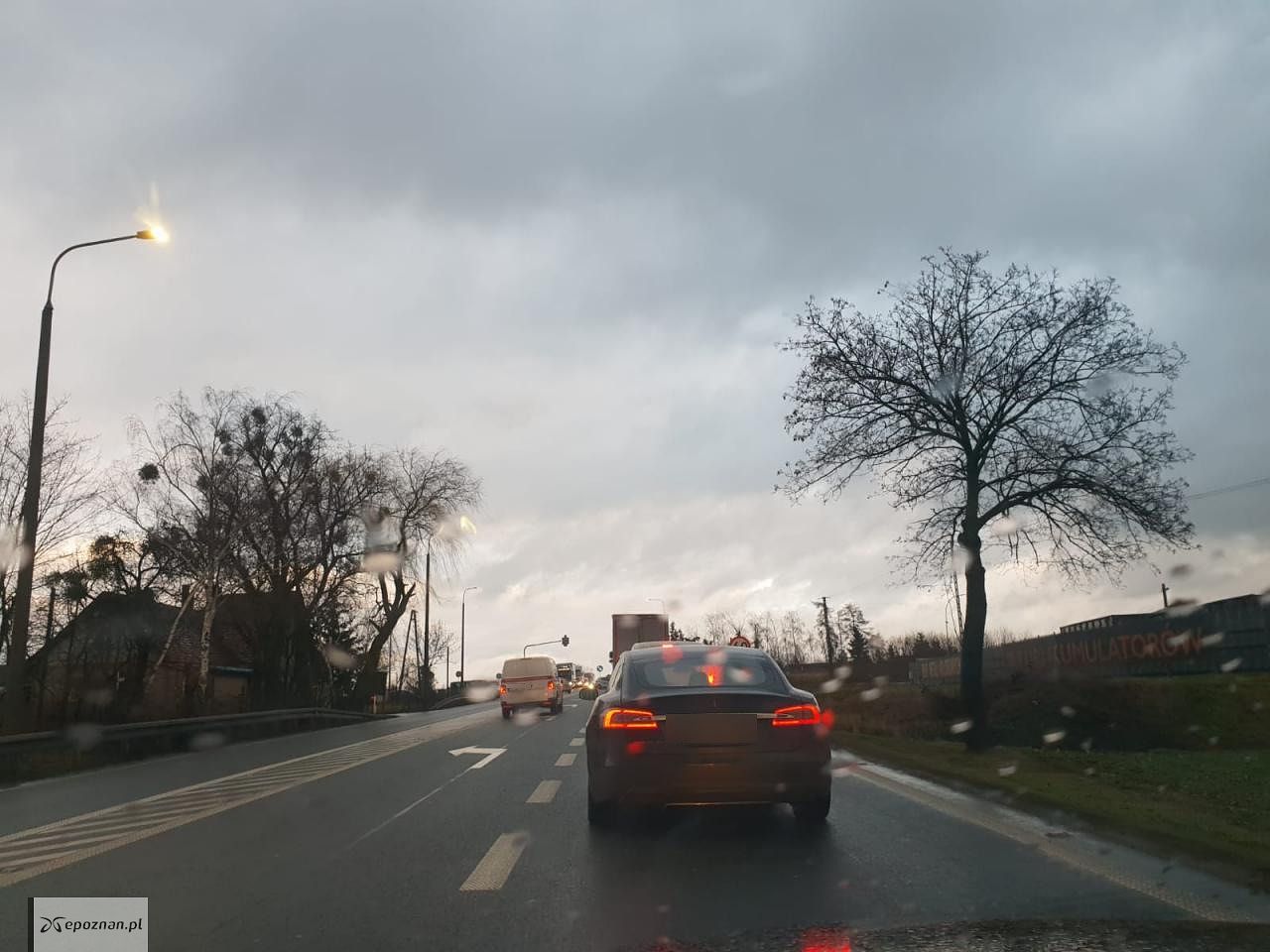 Kierowcy stoją w korku już od wjazdu do Tarnowa Podgórnego | fot. Paulina