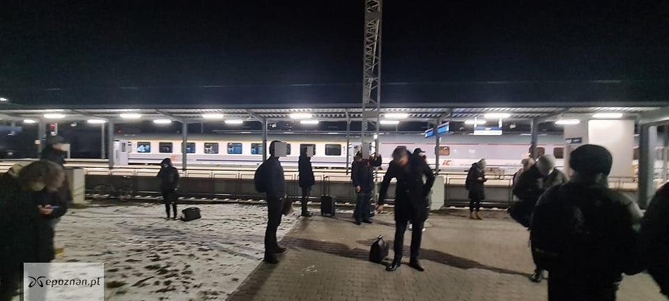Stacja PKP w Koninie. Ewakuacja pasażerów. | fot. Czytelnik