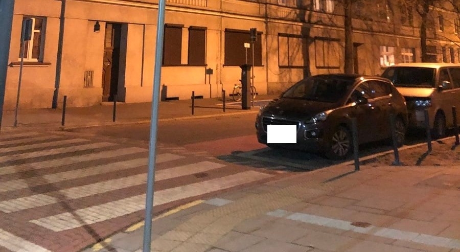 Auto zaparkowane tuż przy przejściu dla pieszych - zdjęcie od mieszkańca. | fot. SM