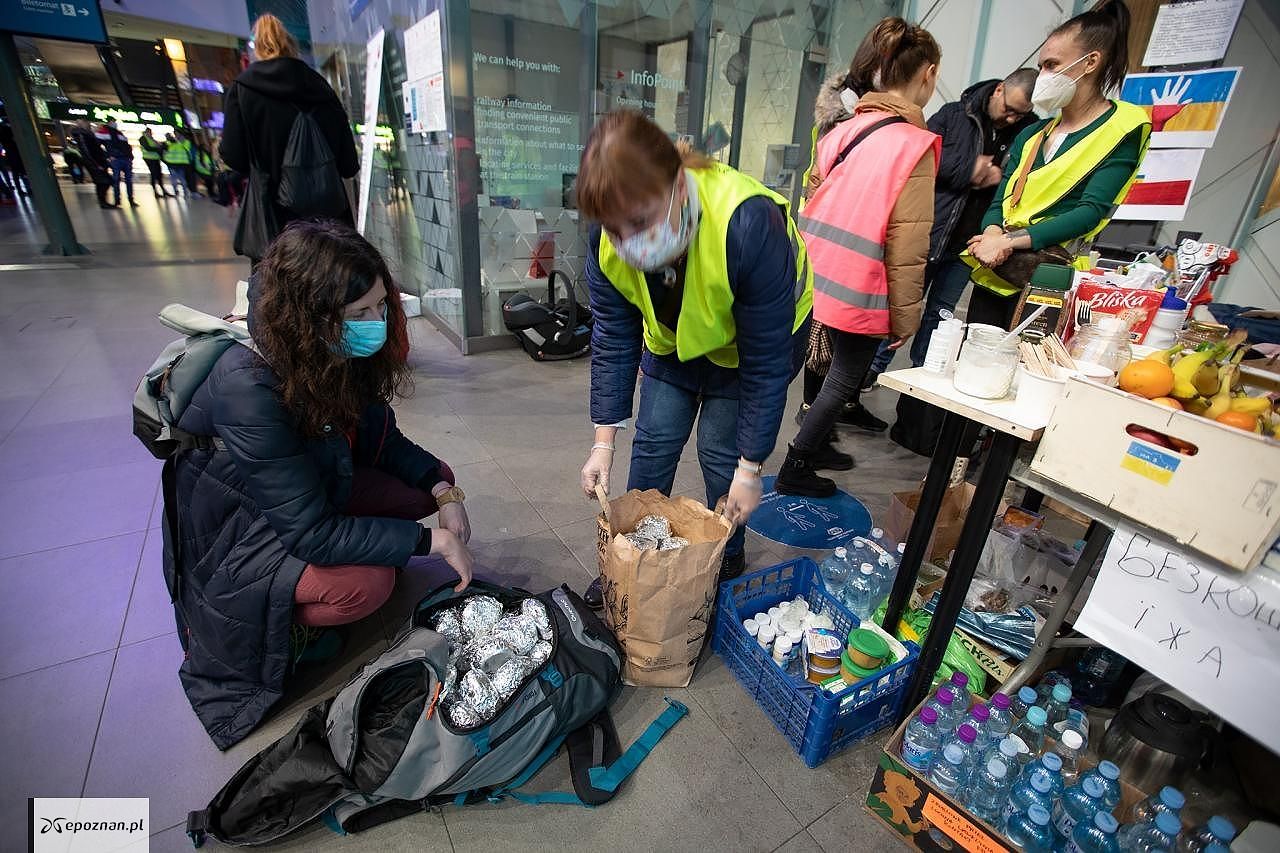 Kobieta przyniosła bułki na dworzec i przekazała je wolontariuszom. | fot. LT
