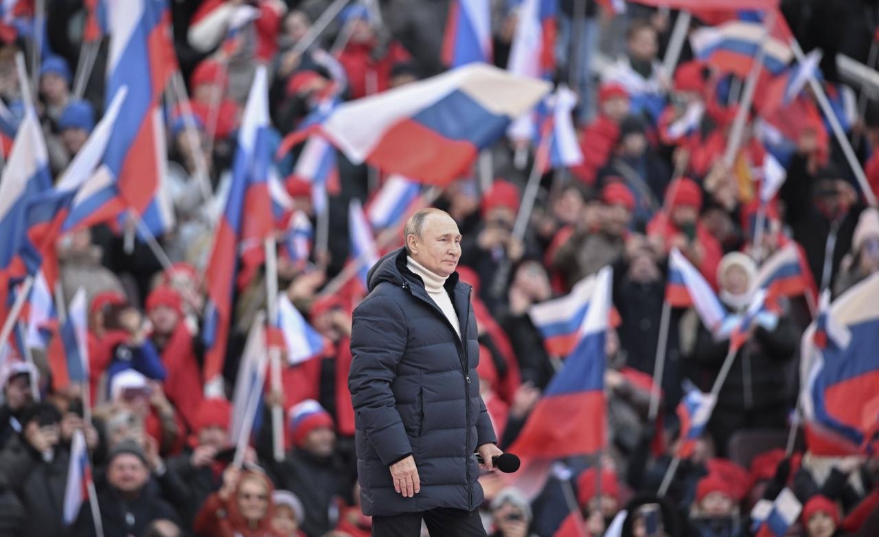 Władimir Putin w trakcie moskiewskiego wiecu | fot. PAP/EPA