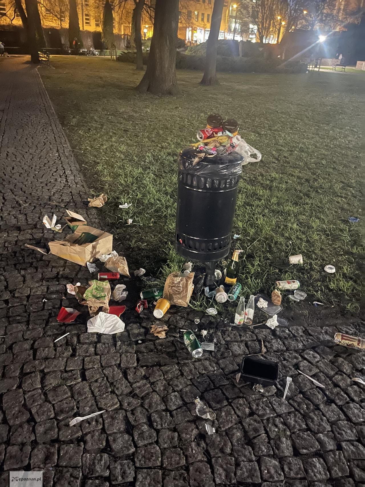 Śmieci w Parku Fryderyka Chopina w Poznaniu. | fot. Czytelniczka