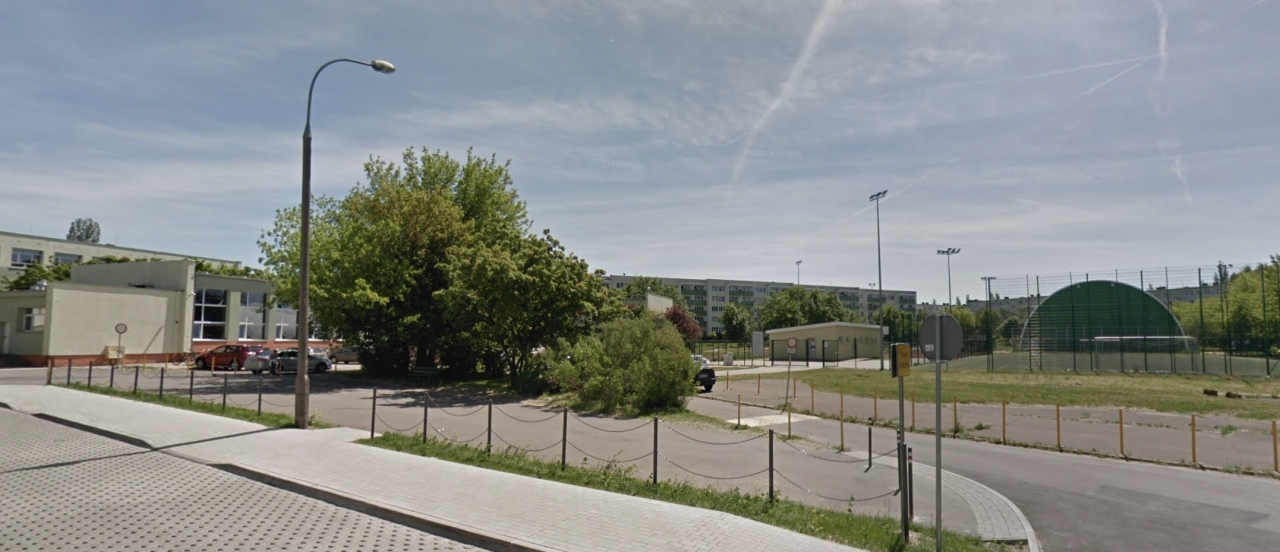 Do zdarzenia doszło na szkolnym boisku | fot. Google Street View